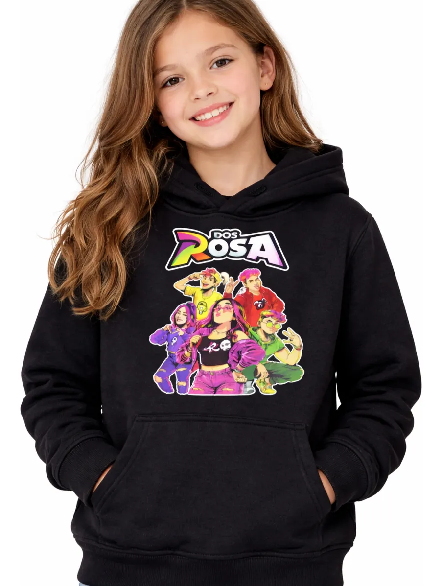 Menina com sweatshirt preta tipo hoodie com estampado colorido e texto DOS ROSA.