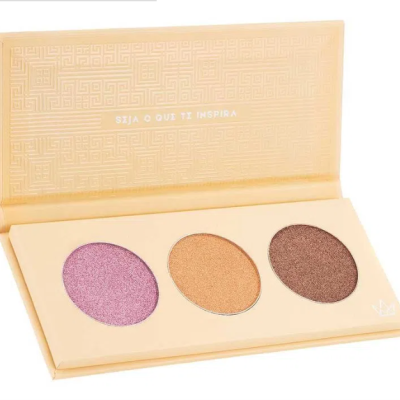Paleta de maquilhagem com três sombras coloridas em embalagem bege
