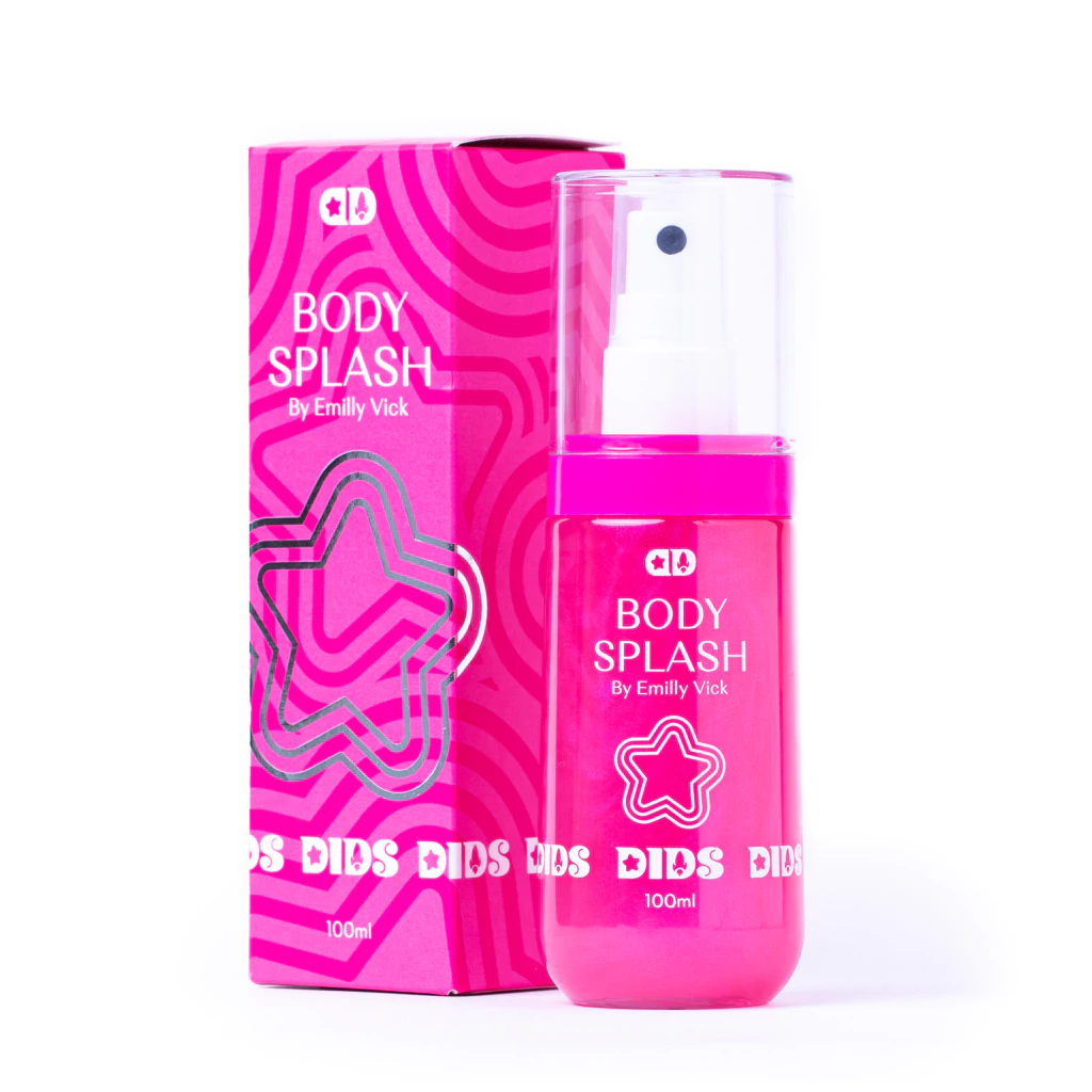 Frasco e embalagem rosa de body splash com texto branco e padrão de estrela.