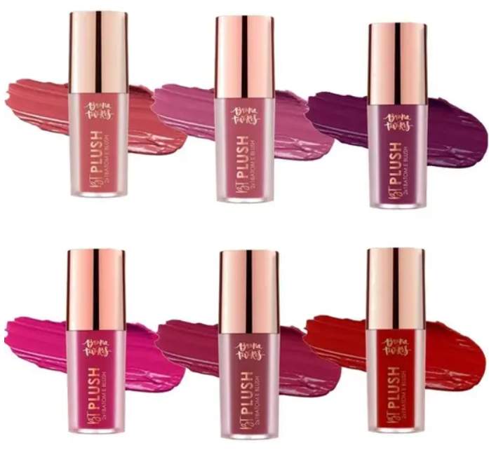Seis batons líquidos de várias cores com tampa dourada e texto PLUSH e Bruna Tavares.