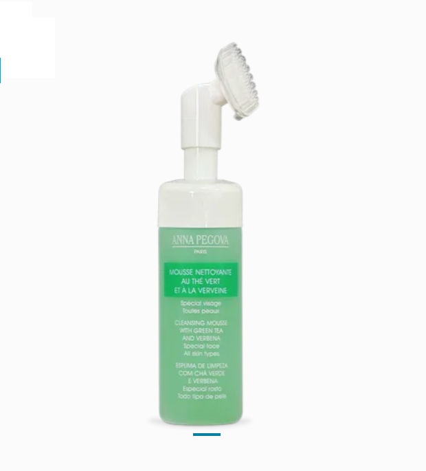 Frasco com mousse de limpeza facial verde e branco com aplicador de escova
