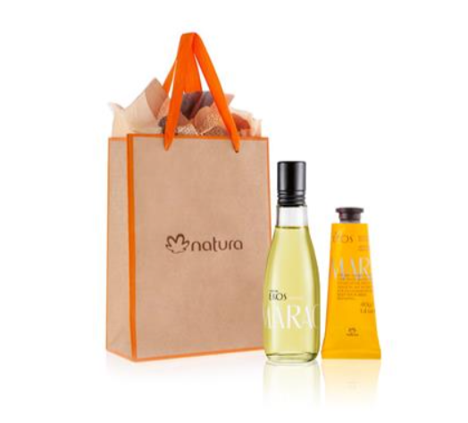 Conjunto de presente natura com saco, garrafa e tubo de creme amarelo