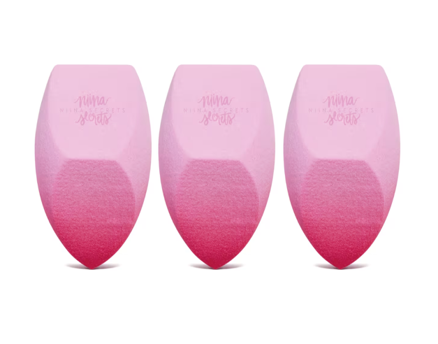 Três esponjas de maquilhagem rosa em degradê com texto impresso
