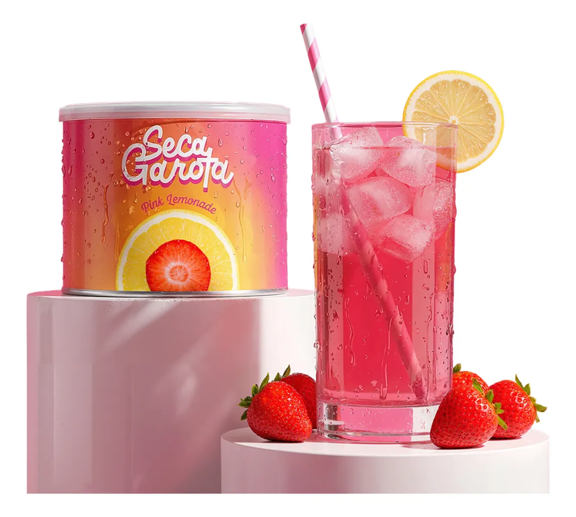 Lata de Pink Lemonade Seca Garota com copo de bebida rosa, gelo, canudo e morangos