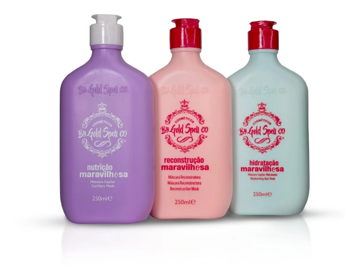 Três frascos de produtos capilares By Gold Spell co nas cores lilás, rosa e azul claro com tampas de pressão.