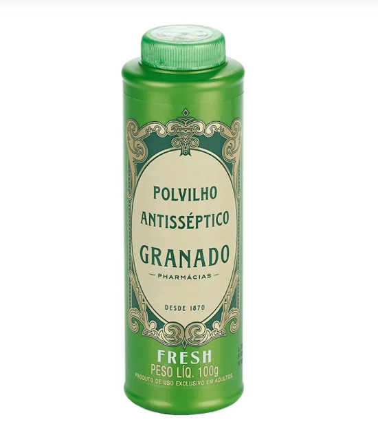 Frasco verde de polvilho antisséptico Granado com rótulo decorativo