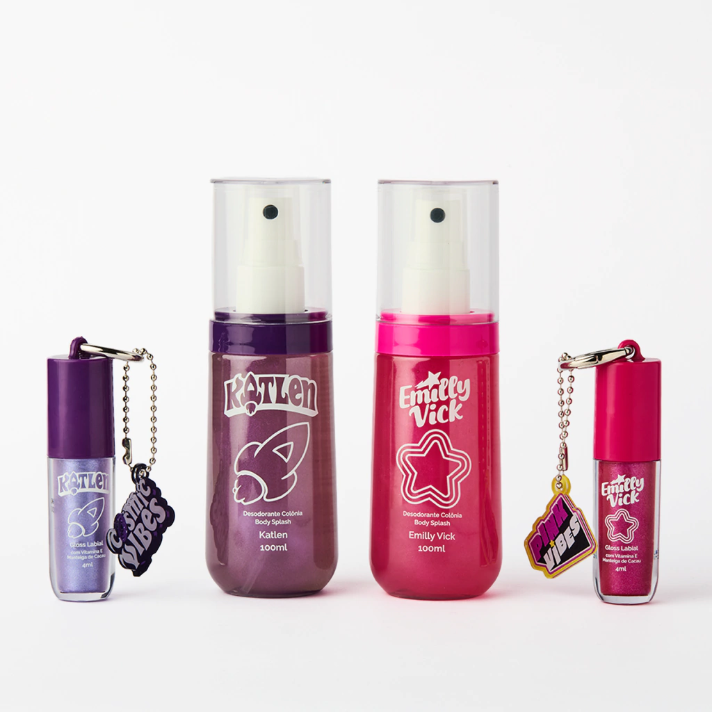 Produtos cosméticos Katlen e Emilly Vick com desodorizantes colônia e gloss labial, em roxo e rosa.