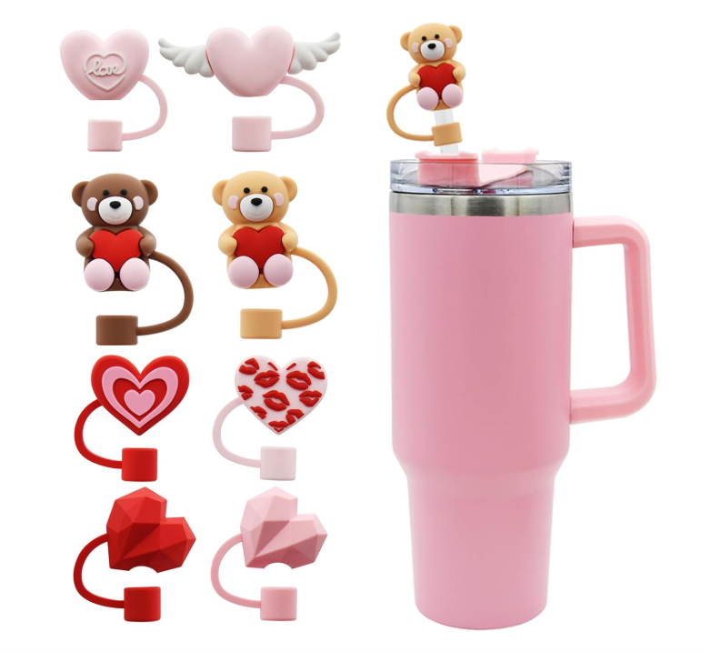 Conjunto de tampas decorativas USB para canecas com designs de corações e ursos ao lado de caneca térmica rosa