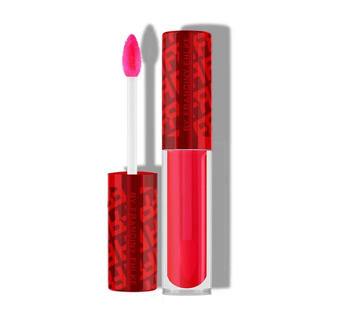 Batom líquido vermelho com aplicador de esponja rosa e tampa vermelha com padrão gráfico.