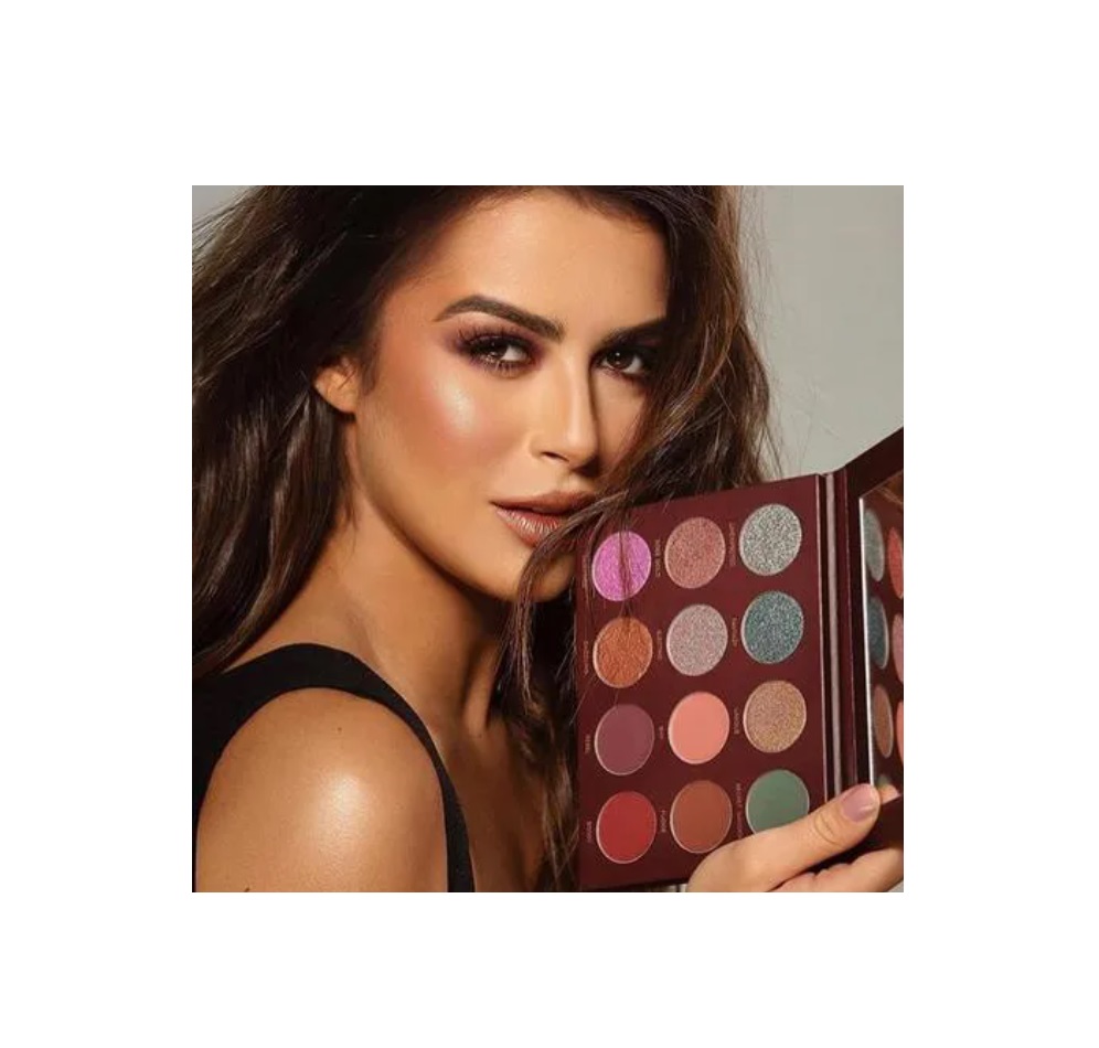 Paleta de sombras de maquilhagem colorida com mulher a segurá-la