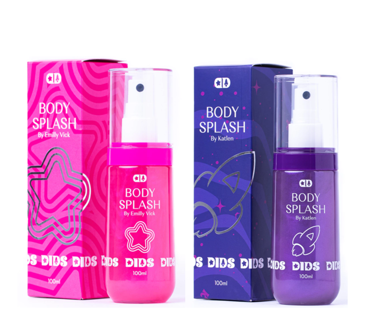 Dois frascos de Body Splash rosa e roxo com embalagens coloridas e texto branco.