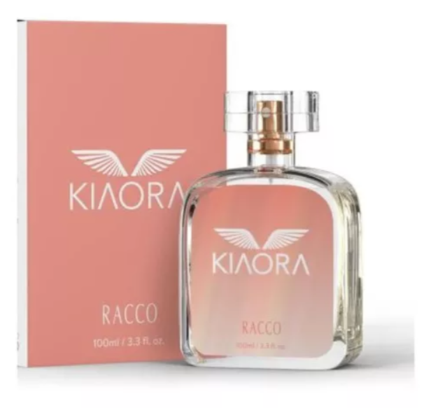 Frasco e caixa de perfume rosa com texto KIAORA RACCO