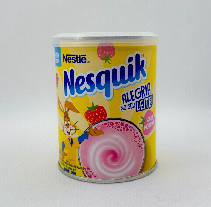 Lata amarelo e vermelho de Nesquik sabor morango com coelho e copo de leite cor-de-rosa