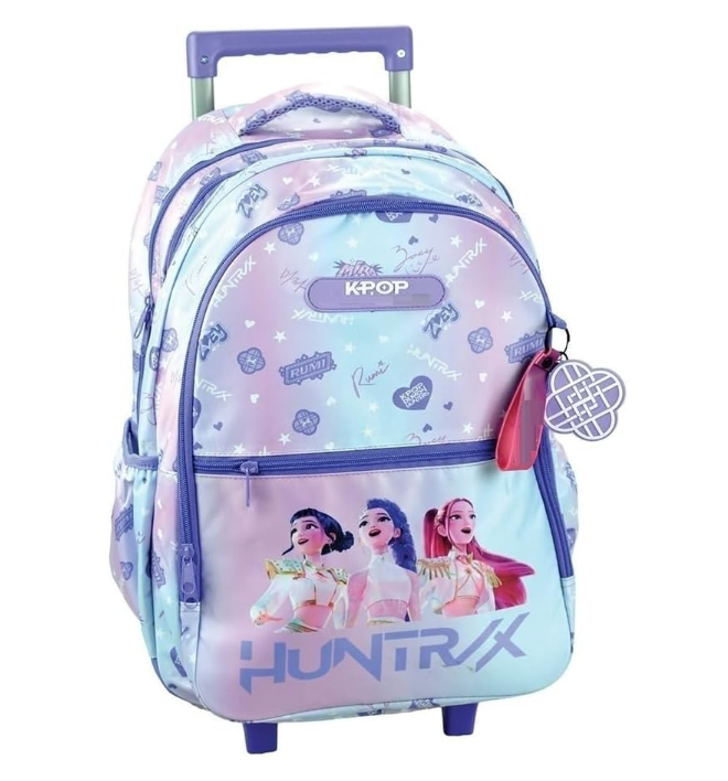 mochila azul claro e lilás com personagens femininas e texto k-pop