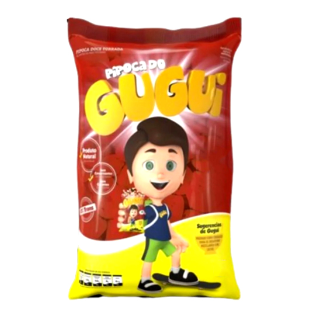 Embalagem vermelha e amarela de pipocas com desenho animado de rapaz e texto em português.