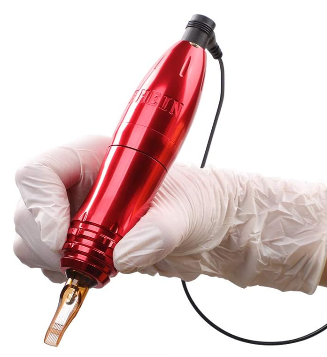 Máquina de tatuagem vermelha metálica com luva branca segurando