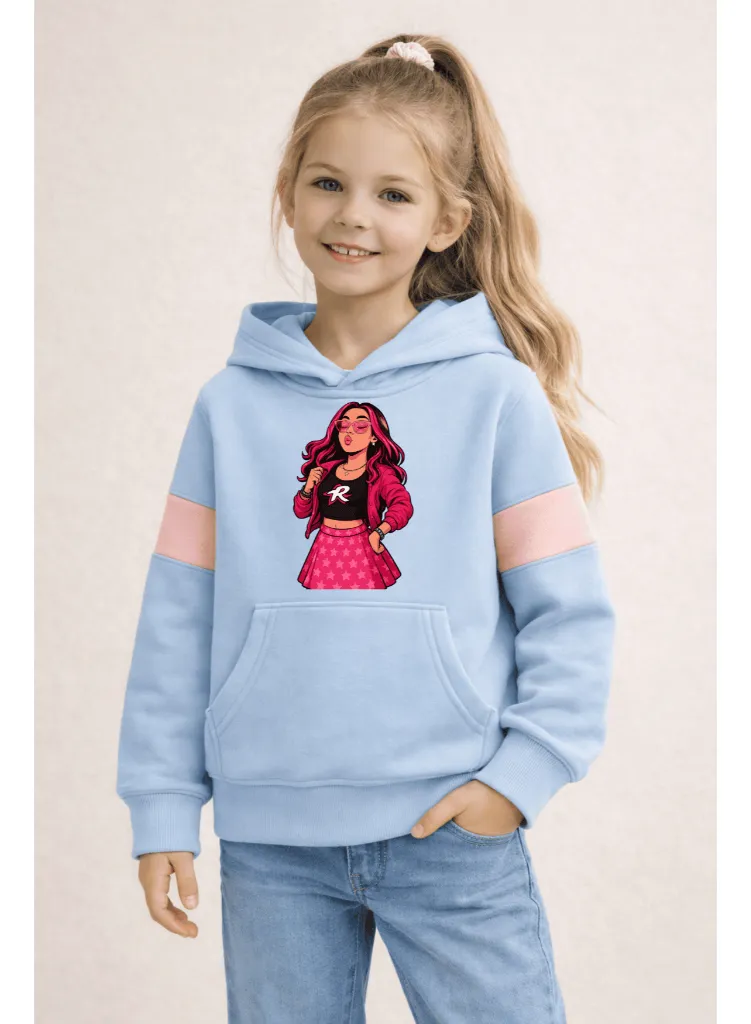 Casaco com capuz de criança azul clara com faixas rosa e estampa frontal de personagem feminina.