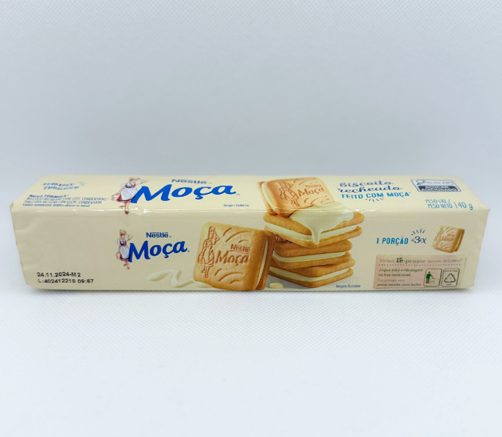 Pacote de bolachas Nestlé Moça com creme branco em fundo bege claro