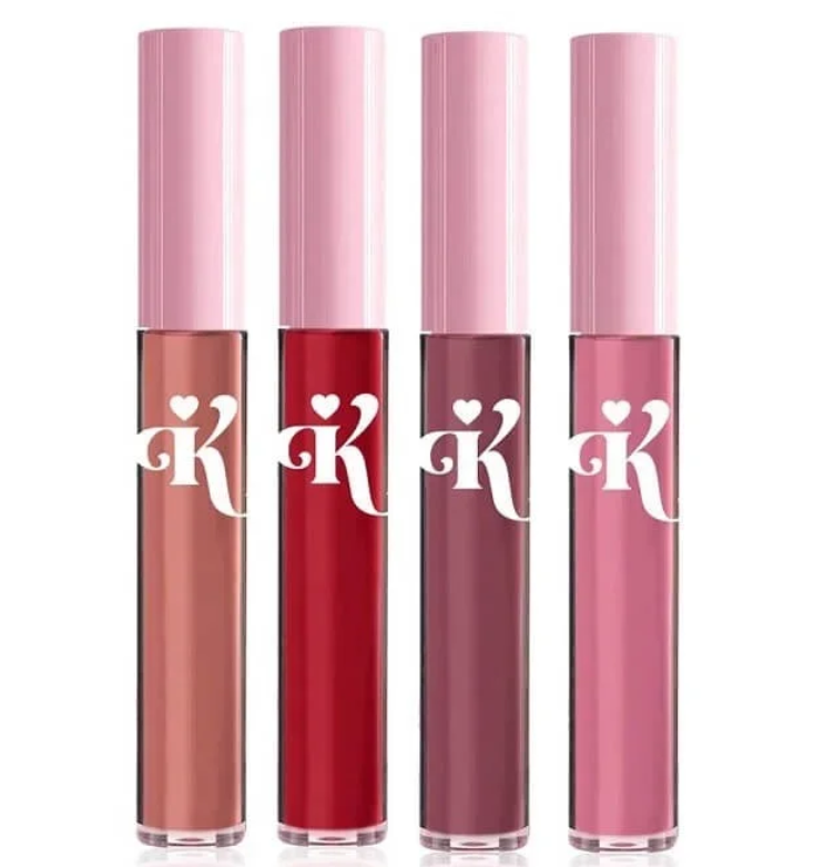 Quatro batons líquidos com tampas rosa alinhados