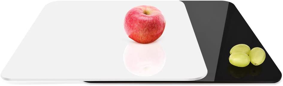 Dois tabuleiros retangulares, branco e preto, com fruta encima