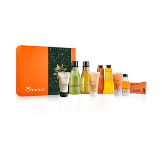 Conjunto de cosméticos Natura com embalagem laranja e verde e vários frascos e tubos pequenos
