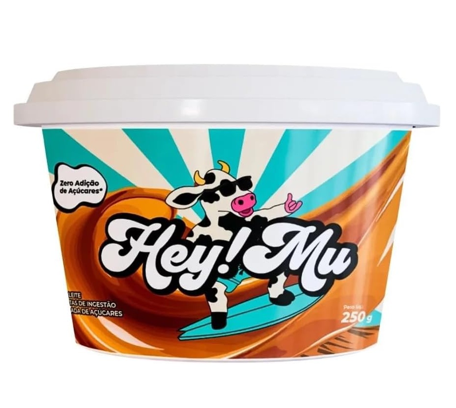 Embalagem de produto alimentar com rótulo azul, castanho e vaca a surfar