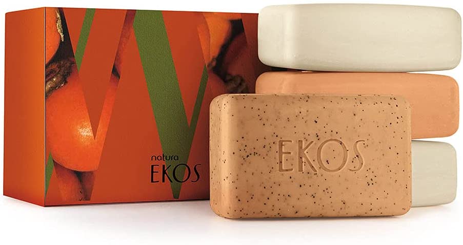Caixa e barras de sabonetes Natura Ekos em várias cores e texturas.