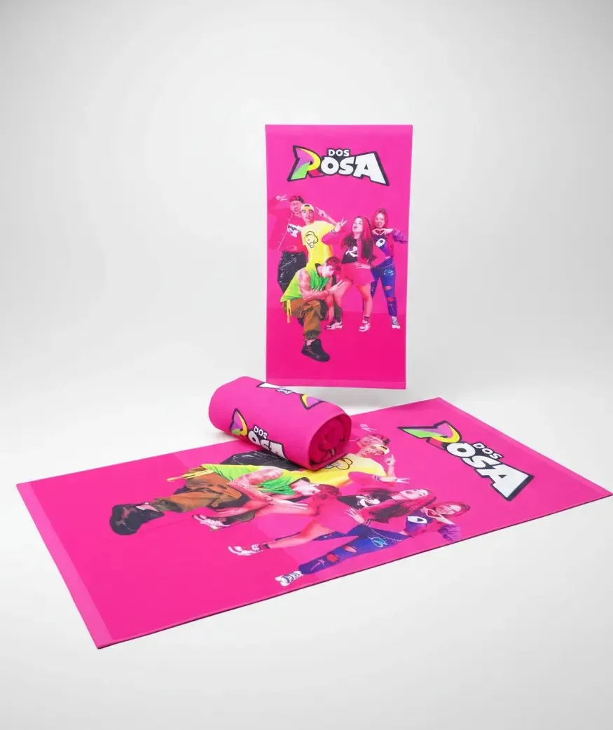 Tapetes ou toalhas rosa com imagem de grupo de jovens e texto DOS POSA