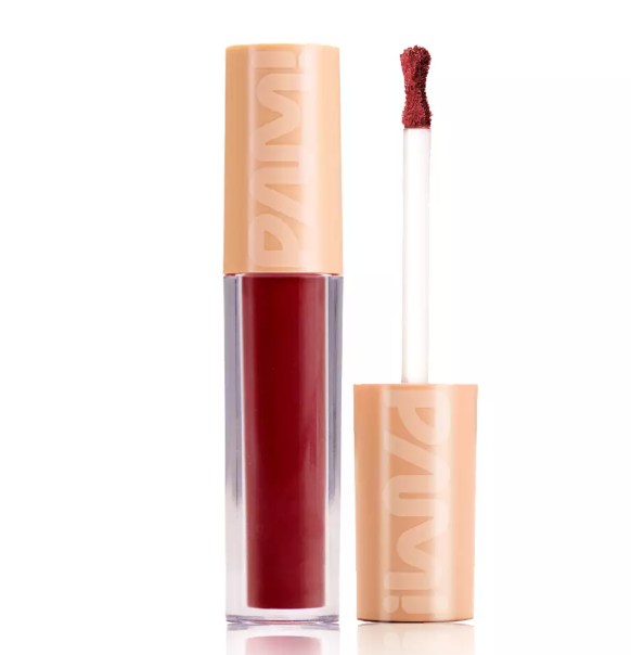 Batom líquido vermelho escuro com aplicador aberto e tampa bege com texto PAVVI