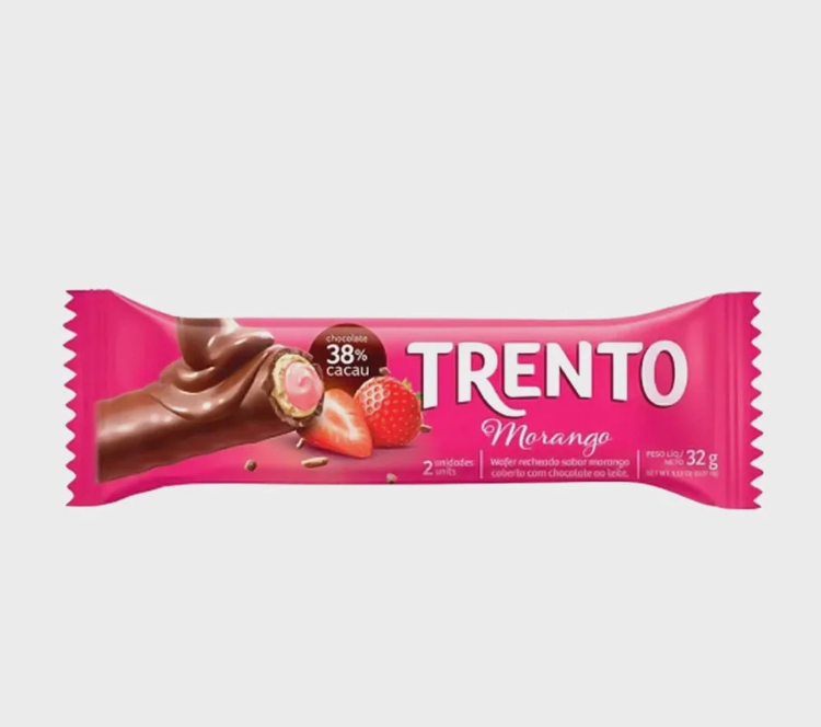 Barra de chocolate Trento morango em embalagem rosa com imagem de chocolate e morangos