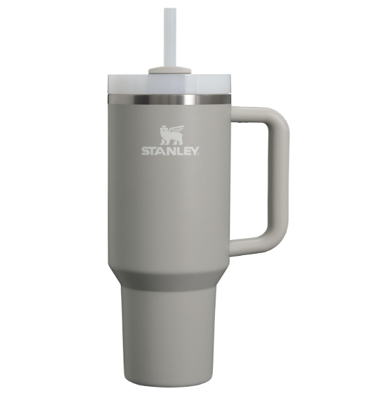 Copo térmico cinzento claro com pegador e tampa translúcida da marca STANLEY