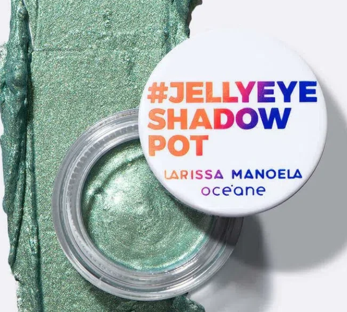 Pote de sombra de olhos gel verde metálico com tampa branca e texto colorido