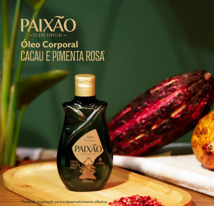 Frasco de óleo corporal Paixão com cacau e pimenta rosa em cenário natural