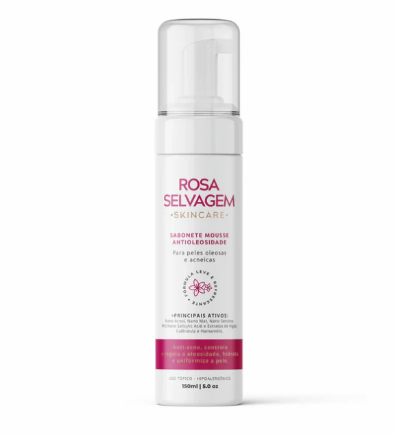Frasco branco de mousse facial Rosa Selvagem em fundo branco