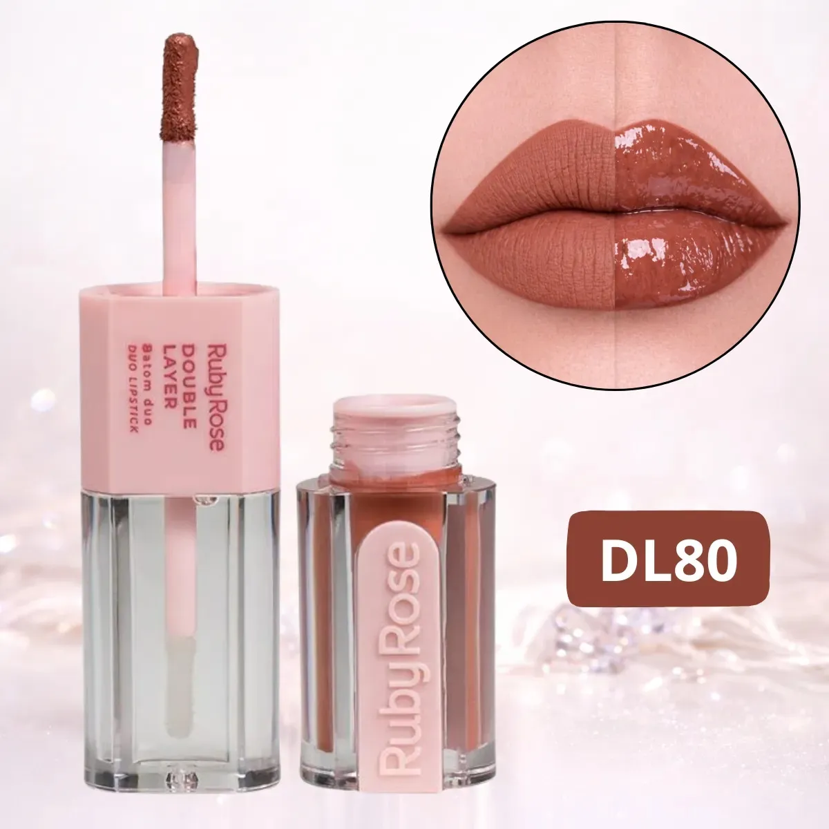 Batom líquido Ruby Rose Double Layer Balm cor DL80 com amostra nos lábios, embalagem transparente e tapa rosa.