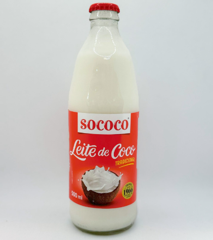 Garrafa de vidro com leite de coco SOCOCO e rótulo vermelho.