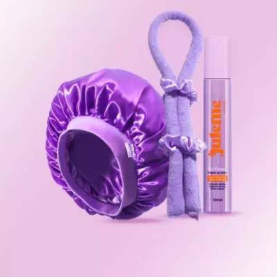 Touca de cetim roxa, laços lilás com laços de cetim e spray fixador Juleme Hair em fundo rosa