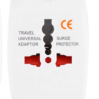 Adaptador universal de viagem branco com entradas múltiplas e texto em preto e laranja