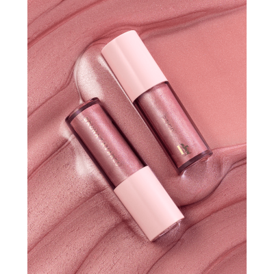 Brilho labial cor de rosa em tubos com tampas claras sobre fundo brilhante rosado