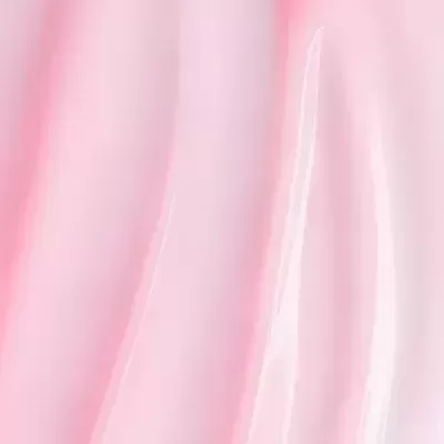 Close-up de produto líquido cor-de-rosa brilhante com textura cremosa