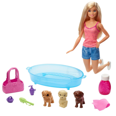 Boneca com acessórios e cães pequenos para brincar em banheira azul