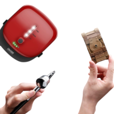 Dispositivo vermelho com LED e placas eletrónicas seguradas por mãos