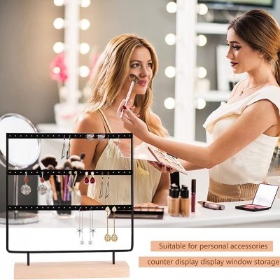 Suporte de exposição de acessórios com brincos pendurados numa bancada de maquilhagem