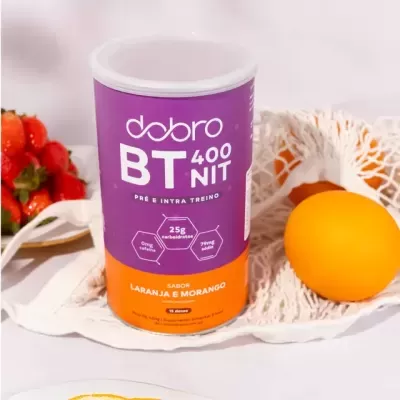 Embalagem de suplemento pré e intra treino sabor laranja e morango com frutas e rede ao fundo