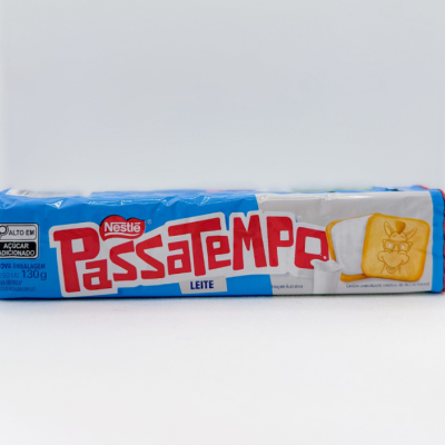 Embalagem de bolachas Passatempo Nestlé azul, branca e vermelha com desenho de cartoon