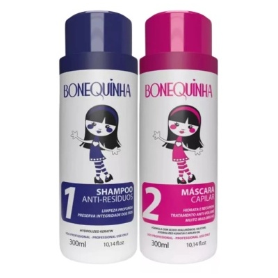 Frascos de shampoo e máscara capilar BONEQUINHA, azul e rosa, com ilustração de boneca.