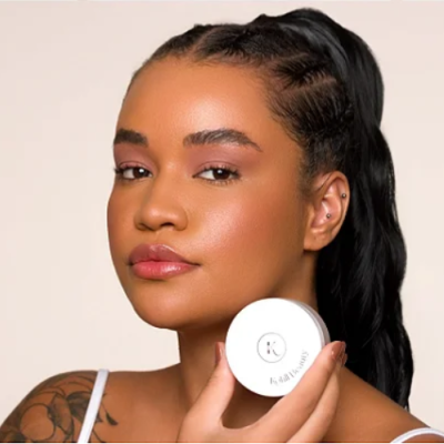 Mulher com embalagem branca de produto de cuidados de pele Kadian Skincare