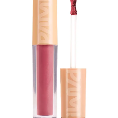 Gloss labial rosa com tampa bege e aplicador aberto