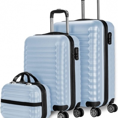 Conjunto de malas e bolsa de viagem azul claro com textura estriada e rodas pretas