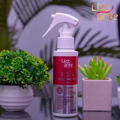 Frasco de tônico para crescimento capilar Lizzante S.O.S ao lado de plantas em vasos